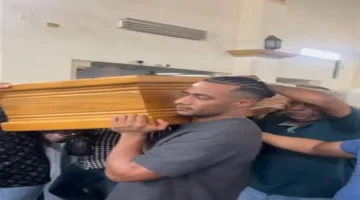 محمد رمضان ينهار ويبكي بحرقة خلال وداع جثمان والده